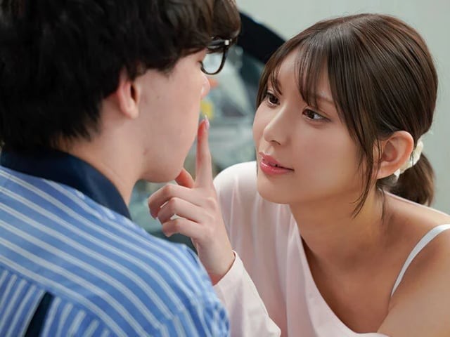 Cậu nhân viên may mắn được cô khách quen dạy hôn