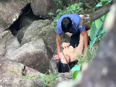 Đi du lịch cty mà em đồng nghiệp lén lút chơi bên bờ suối