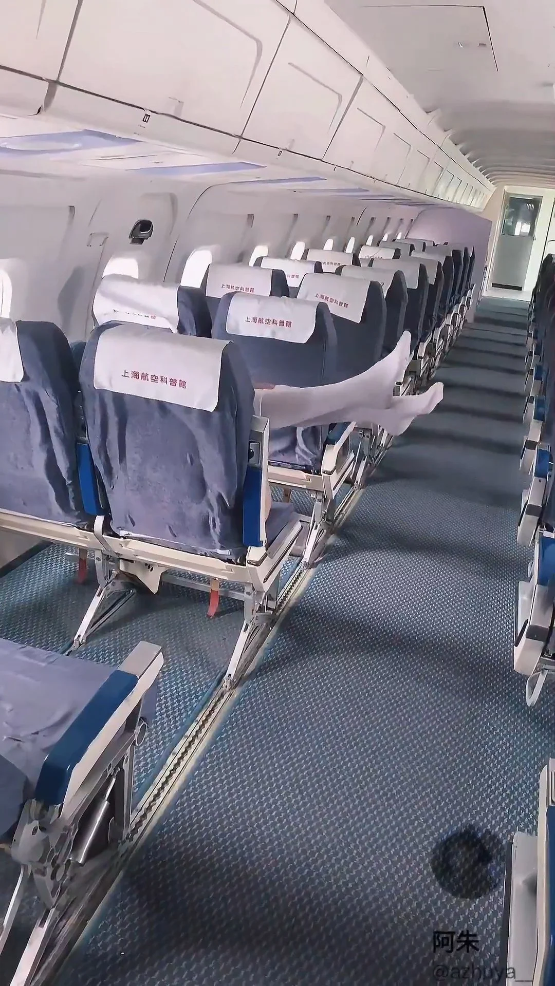 Gái xinh thủ dâm trên máy bay